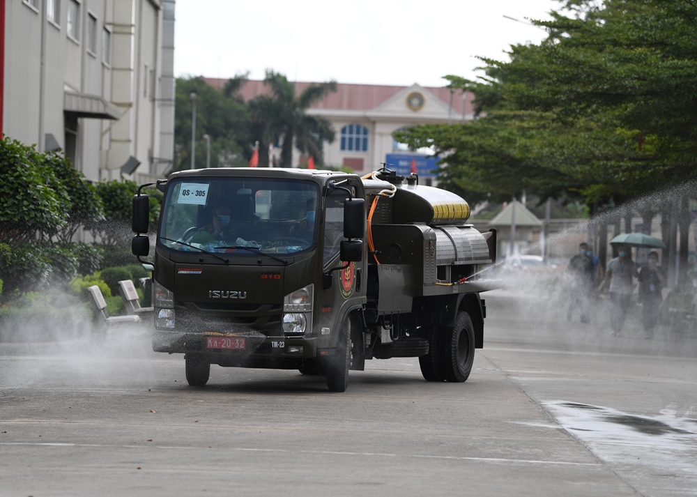 Ngay khi dịch Covid-19 diễn biến phức tạp tại Bắc Giang, Tiểu đoàn Phòng hóa 23 (Quân khu 1) đã nhanh chóng có mặt làm nhiệm vụ phun thuốc sát trùng, khử khuẩn ngăn chặn virus lây lan.